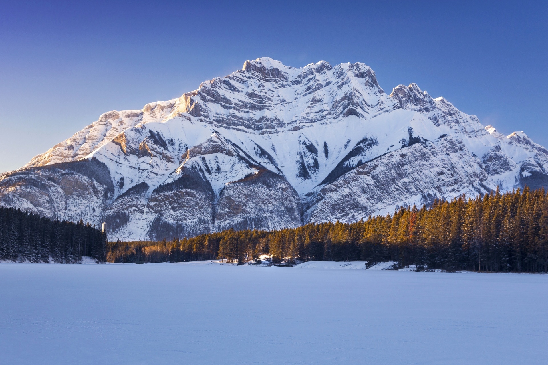雪に覆われたカスケード山とジョンストン湖の冬の風景　バンフ国立公園　カナダの風景