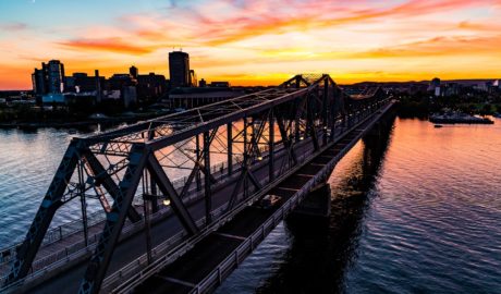 夕暮れのアレクサンドラ橋　オタワの風景