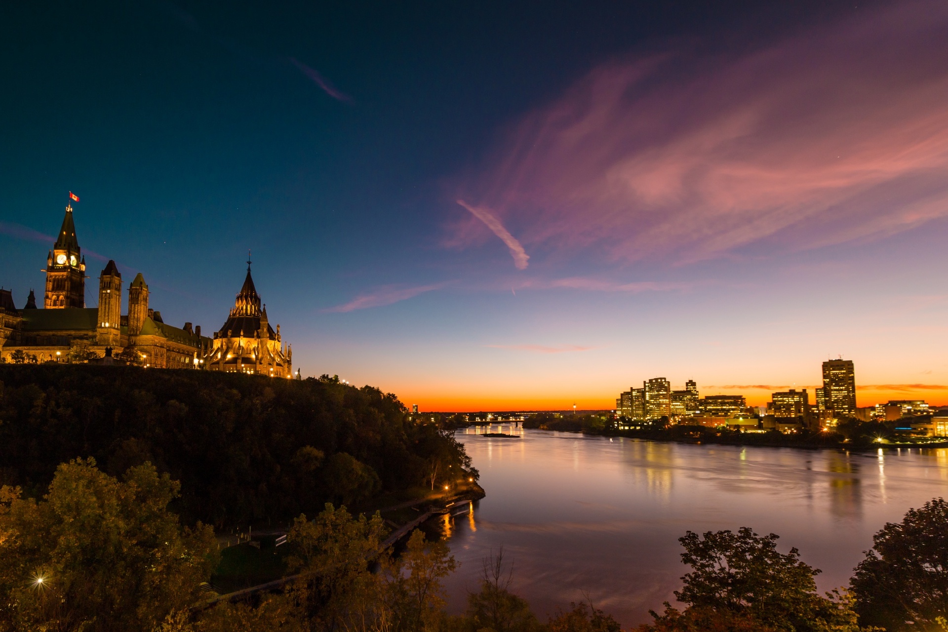 夕暮れ時のカナダ議会とオタワ川　カナダの風景