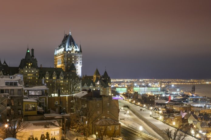 冬の夜のケベック・シティーの風景